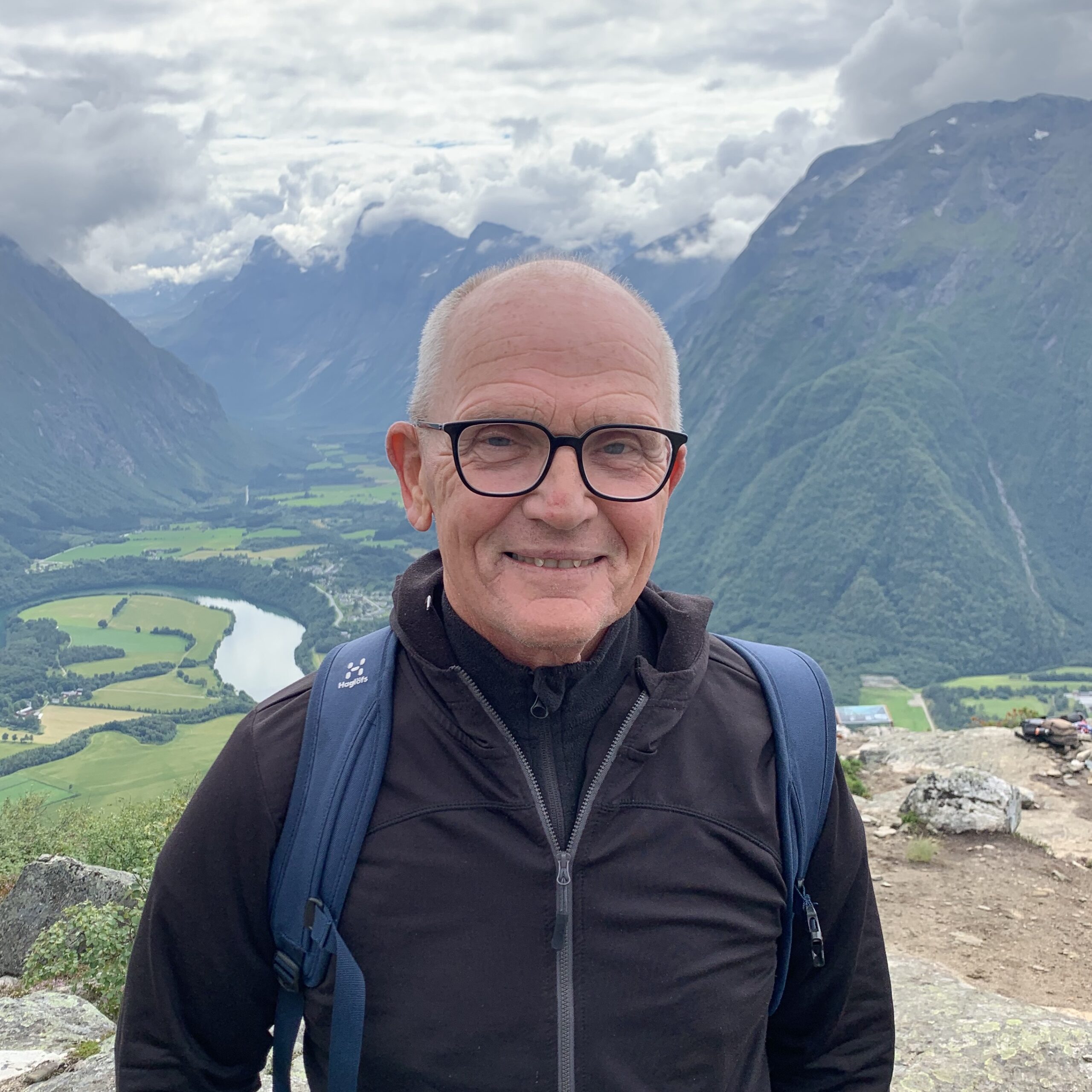 En man står framför en vacker utsikt.